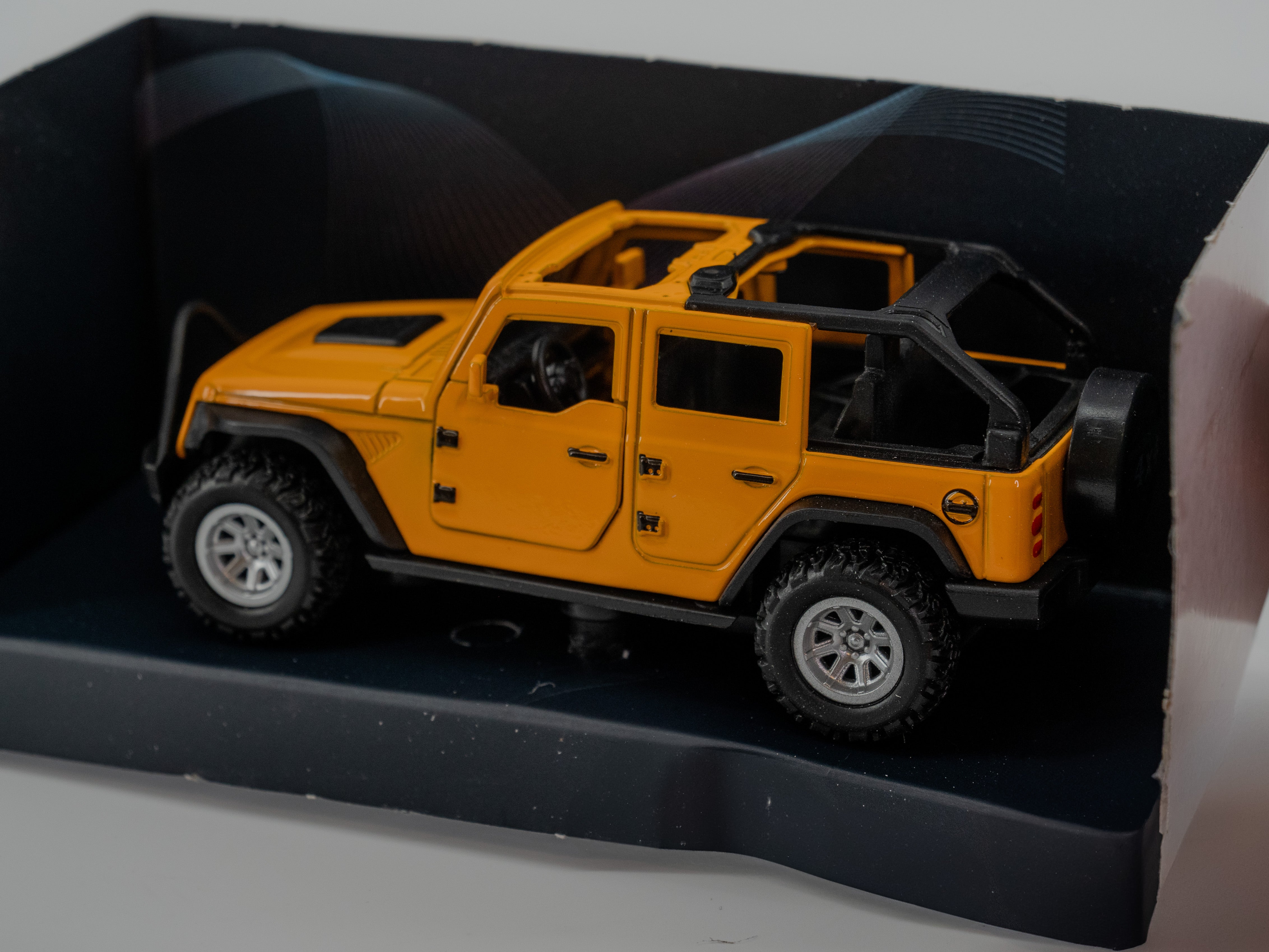 1:36 TOY CAR YELLOW